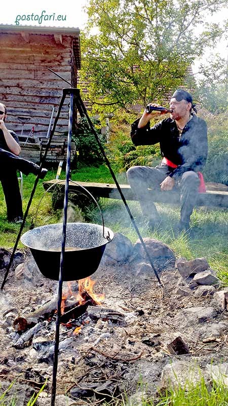 Bier gabs natürlich auch Musikpirat war der Hüter des Feuers