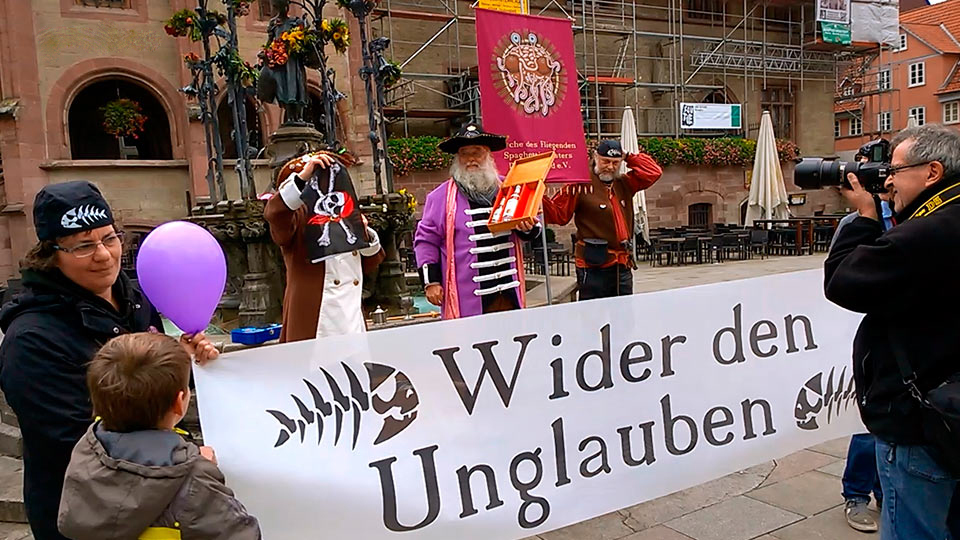 Bei einer Nudelmesse wird über Luther gepredigt

