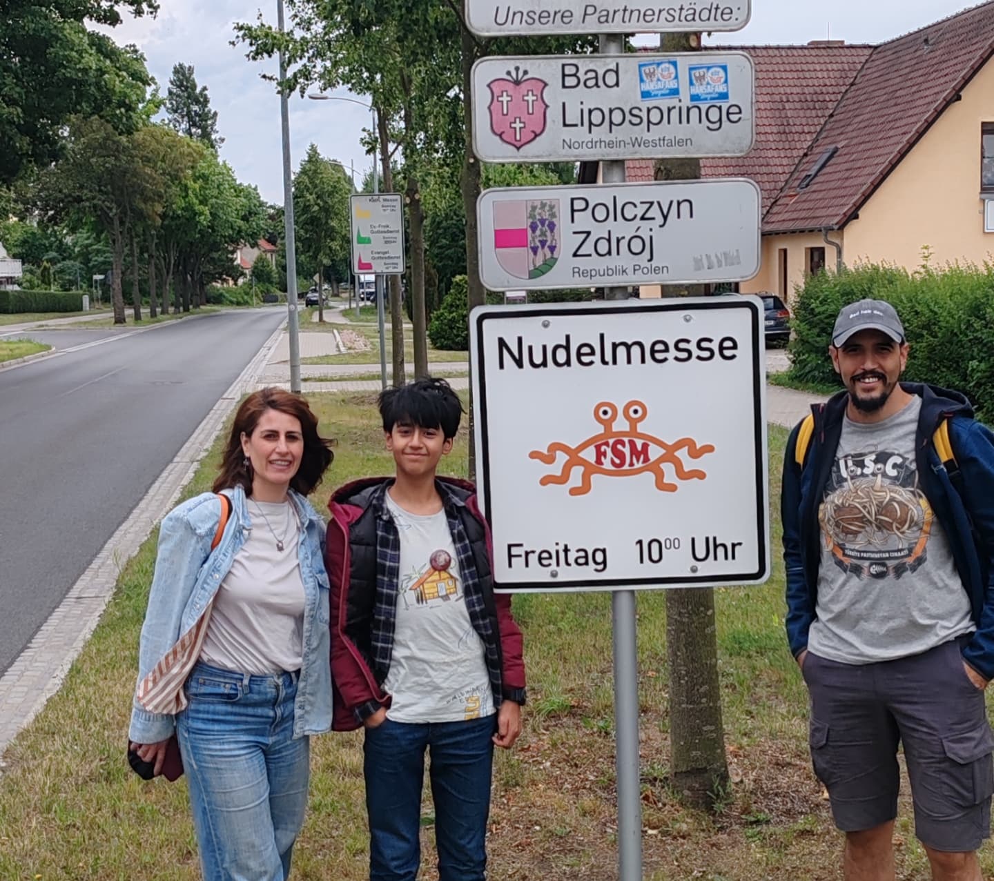 Seda, Toprak und Emre vor dem Nudelmessenhinweisschild