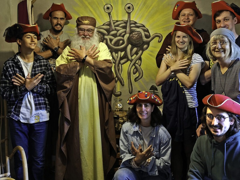 Türkische und deutsche Pastafari feiern Nudelmesse